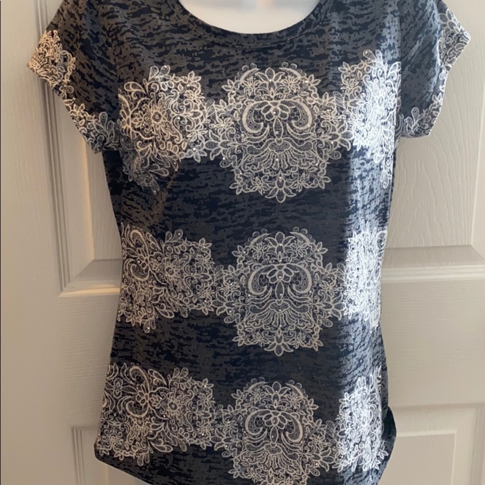 Shirt with delicate design